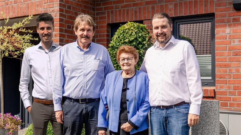 Wegen der AfD: Viebrockhaus distanziert sich von Tesla und Elon Musk Seit der Gründung des Unternehmens durch ihren Mann Gustav († 2019) vor 70 Jahren stets mit dabei: Elfriede Viebrock ließ es sich auch mit 91 Jahren nicht nehmen, an den Feierlichkeiten zum Jubiläum teilzunehmen. Auf dem Bild mit Lars Viebrock, Andreas Viebrock und Dirk Viebrock (von links).