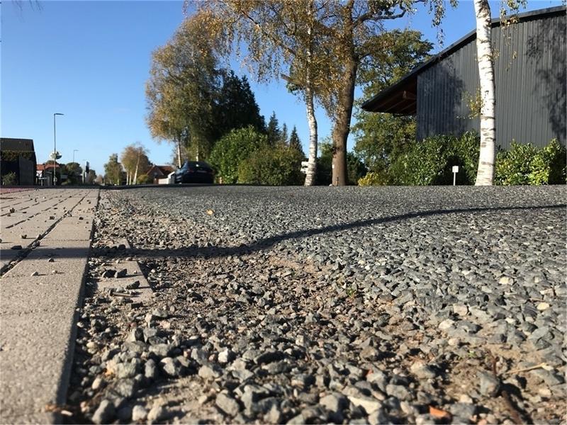 Seit der Landkreis als Straßenbaulastträger in Dammhausen die Fahrbahn mit Rollsplitt überzogen hat, gibt es Proteste. Foto: Wisser