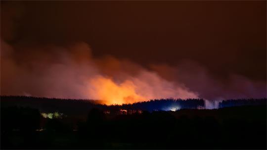 Seit der Nacht hat sich das Feuer nicht weiter auf Monschau zubewegt, sagt der dortige Feuerwehr-Einsatzleiter. 