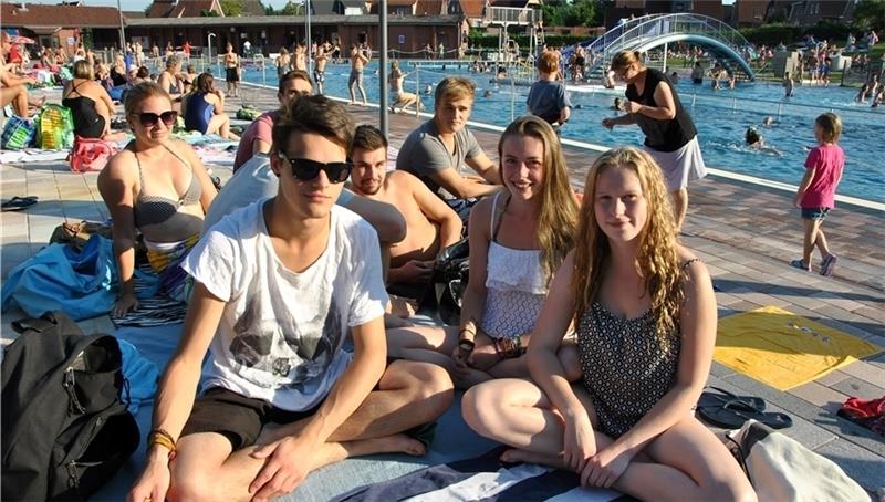 Seit der Renovierung treffen sich Jonas Knuchel, Laila Nieswandt und Josephine Büttner (vorn von links) mit ihrer Clique öfter im Freibad. Fotos Lohmann