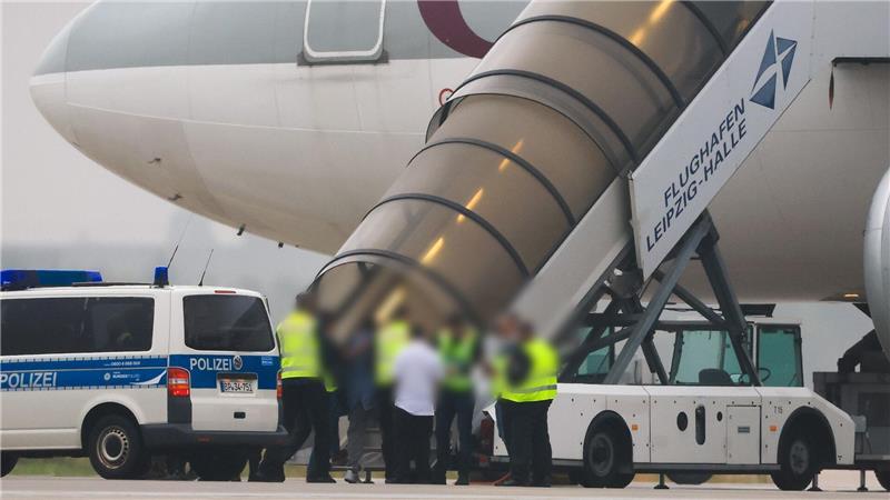 Abschiebungen nach Afghanistan – Rückkehr ohne Perspektive Seit der erneuten Machtübernahme durch die islamistischen Taliban im August 2021 gab es zwei Sammelabschiebungen aus Deutschland, die jeweils von Katar vermittelt wurden. (Archivbild)