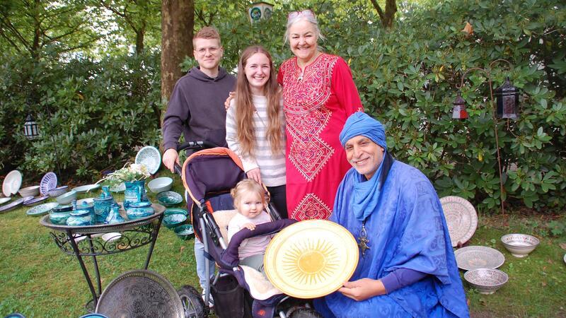 Seit der ersten LebensArt-Messe in Deinste befreundet: Syedhom Salama aus Marokko (rechts) und Ehefrau Susann mit Pauline und Daniel Jankowski mit Tochter Marie aus Deinste
