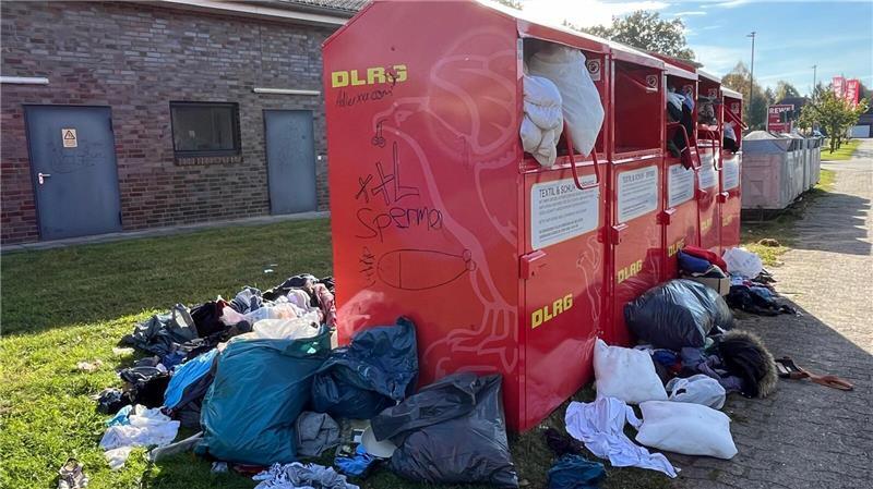 Seit die Container nicht mehr geleert werden, stapeln sich die Kleidersäcke auf dem Boden.