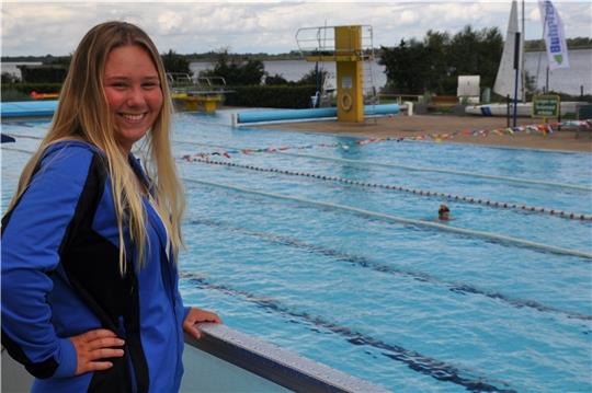 Seit dieser Saison dabei: Lara Gröger arbeitet gerne im Freibad Hollern-Twielenfleth mit Blick auf die Elbe und im Team mit Fachkräften. Fotos: Lankuttis