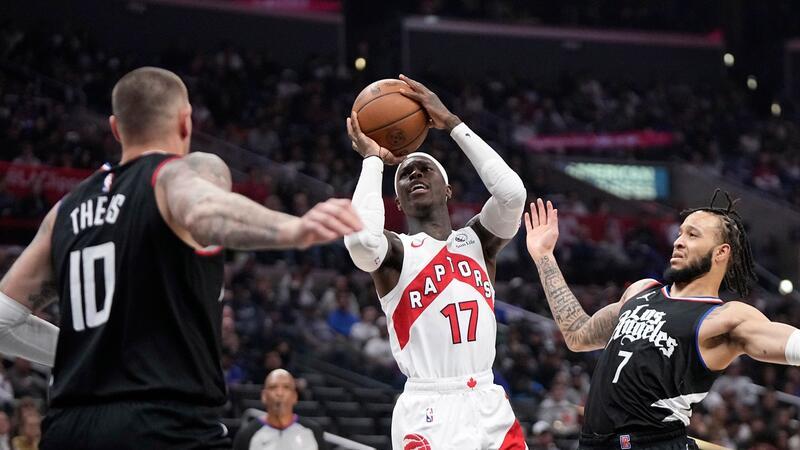Schröder entspannt: Gehalt kommt auch bei Toronto-Abschied Seit dieser Saison für die Toronto Raptors im Basketball-Dienst: Dennis Schröder (M.).