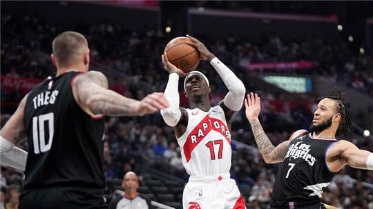 Seit dieser Saison für die Toronto Raptors im Basketball-Dienst: Dennis Schröder (M.).