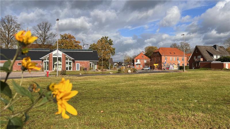 Seit eineinhalb Jahren ist das Grundstück am Kreisel in der Himmelpfortener Ortsmitte und gegenüber des kirchlichen Gemeindehauses (links) wieder zu haben.
