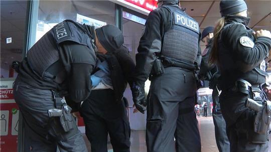 Seit einem Jahr gilt am Hamburger Hauptbahnhof ein Waffenverbot. (Archivbild)