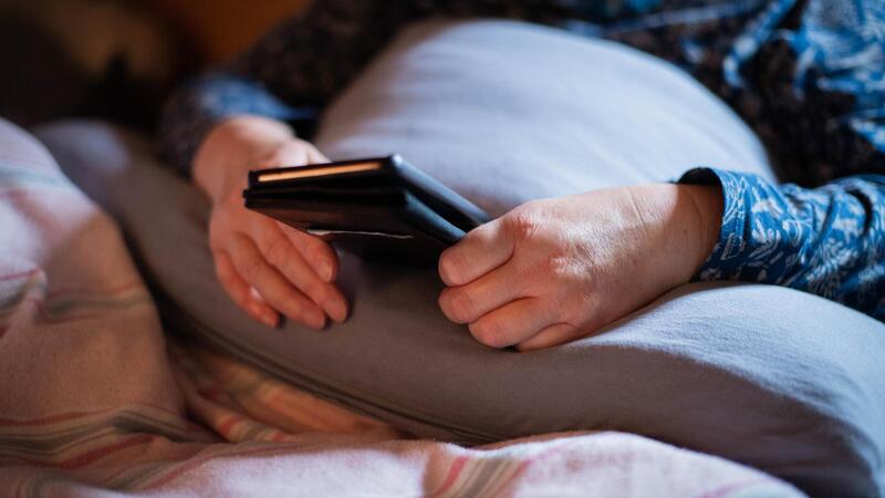 Odyssee von Arzt zu Arzt: Linda Burckhards Kampf gegen die Erschöpfung Seit einem Jahr liegt Linda Burckhardt im Bett. Das Notwendigste liegt um sie herum.