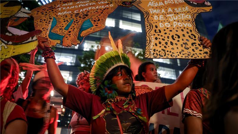 Seit einem Monat protestieren Ureinwohner gegen die Ausbaggerung der Amazonas-Flüsse.