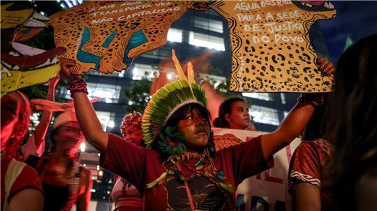 Seit einem Monat protestieren Ureinwohner gegen die Ausbaggerung der Amazonas-Flüsse.