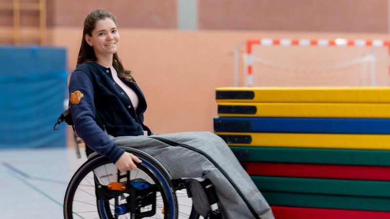 Mit Ehrgeiz, Mut und Energie: Sie ist Sportlehrerin - und sitzt im Rollstuhl Seit einem Sportunfall während ihres Studiums ist Sina Wiedemeiers linkes Bein gelähmt. Heute arbeitet sie als Sport- und Mathelehrerin an der Grundschule in Nordholz.