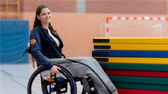 Seit einem Sportunfall während ihres Studiums ist Sina Wiedemeiers linkes Bein gelähmt. Heute arbeitet sie als Sport- und Mathelehrerin an der Grundschule in Nordholz.