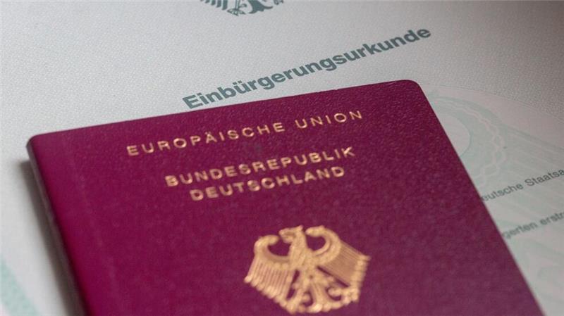 Seit einer Gesetzesreform vom Juni müssen Menschen, die Deutsche werden, ihre bisherige Staatsangehörigkeit dafür nicht mehr aufgeben. (Symbolfoto)