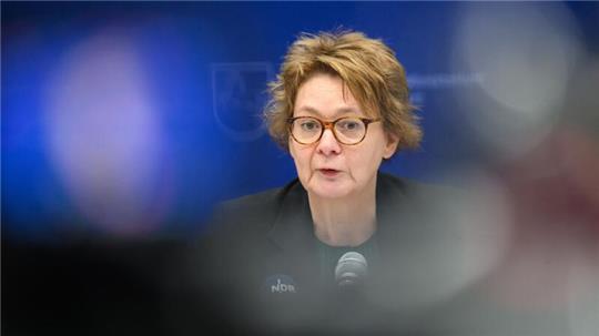 Seit einigen Monaten gibt es in Niedersachsen laut Innenministerin Daniela Behrens immer wieder Fälle von rassistischen Gesängen. (Archivbild)
