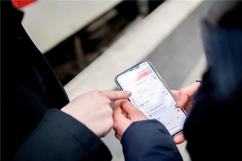 Ärger um Bahn-Tickets: DB muss in diesem Punkt nachbessern Seit einigen Tagen ist eine neue Version der Bahn-App DB-Navigator verfügbar, die einfacher und intuitiver zu nutzen sein soll. Foto: Zacharie Scheurer/dpa-tmn