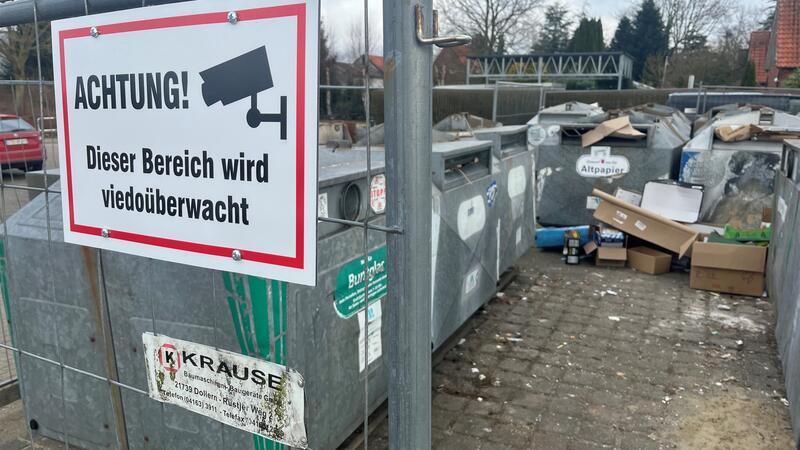 Seit einigen Wochen überwacht die Gemeinde Drochtersen die Wertstoffcontainer Am Sportplatz/Schulsteig mit einer Kamera. Die Abschreckung funktioniert - trotz des Buchstabendrehers auf dem Schild.