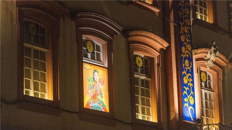 Weltgrößtes Adventskalenderhaus öffnet erstes Fenster Seit fast 30 Jahren werden jeden Abend Fenster des Rathauses geöffnet und so beleuchtet, dass sich ein großer Adventskalender ergibt.