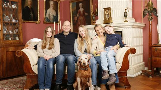 Seit fast 900 Jahren ist das Uradelsgeschlecht in der Region nachweisbar. Ute und Clemens von Marschalck mit den Töchtern Ella, Kirsten und Isabel sind die jüngste Generation.