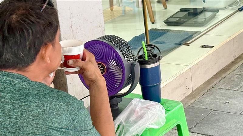 Seit fast drei Wochen ächzt Bangkok unter extremer Hitze.