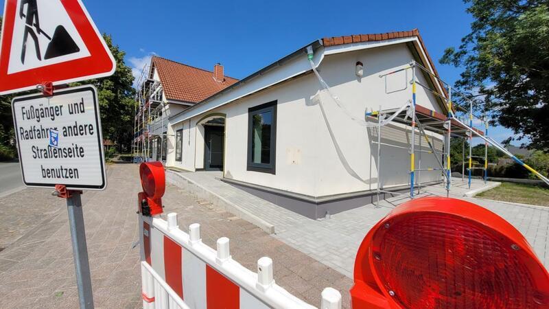 Seit fast einem Jahr ist der Midlumer Dorfladen in der Ortsmitte eine Baustelle. Bis August soll noch die Außenfassade gedämmt werden. Foto: Leuschner