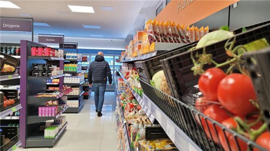 Seit genau einem Jahr hat Ihlienworth wieder einen Dorfladen: Tante Enso. Der Mini-Supermarkt ist rund um die Uhr geöffnet.