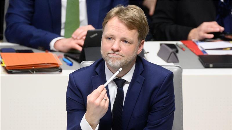 Seit gut zweieinhalb Jahren Finanzminister: Heere nannte Erfolge, aber auch Defizite im öffentlichen Dienst. (Archivbild)