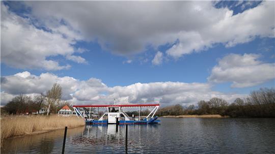 Seit heute pendelt die „Missunde III“ auf der Schlei zwischen Brodesby und Missunde (Archivbild). 