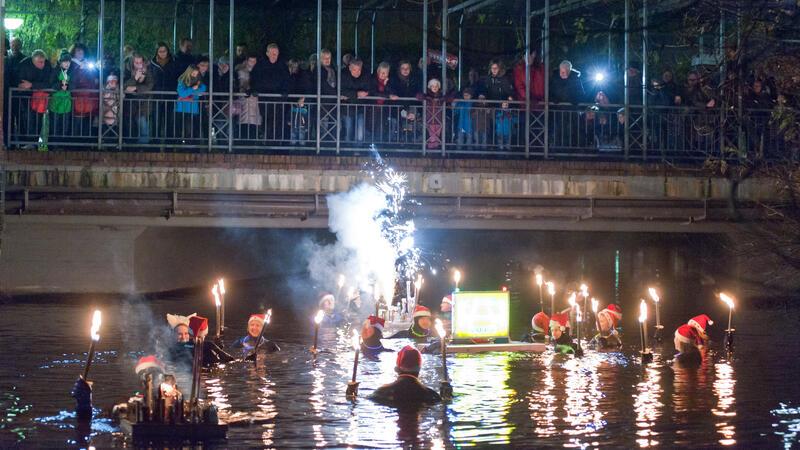 Seit mehr als 40 Jahren steigen Taucher des TC Seeigel Buxtehude jeweils in der Vorweihnachtszeit zum Fackelschwimmen in den Viver. Das Spektakel ist ein Zuschauermagnet. Das Foto entstand 2015.