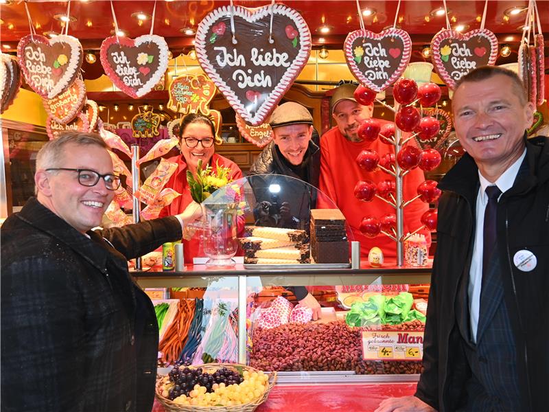Seit mehr als 80 Jahren steht Familie Bode auf dem Herbst- und Pferdemarkt in Horneburg: Samtgemeinde-Bürgermeister Knut Willenbockel und Flecken-Bürgermeister Jörk Philippsen ehren Vera und David Hermann sowie René Ludwig Bode im strömenden Regen (von links). Fotos: Vasel