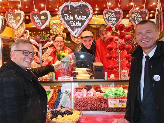 Seit mehr als 80 Jahren steht Familie Bode auf dem Herbst- und Pferdemarkt in Horneburg: Samtgemeinde-Bürgermeister Knut Willenbockel und Flecken-Bürgermeister Jörk Philippsen ehren Vera und David Hermann sowie René Ludwig Bode im strömenden Regen (von links). Fotos: Vasel