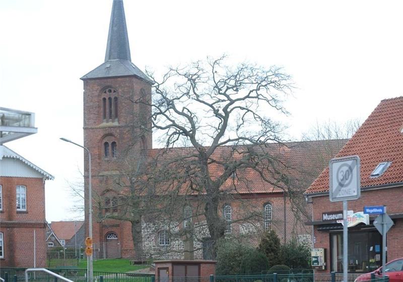 Seit mehr als einem Jahr ist der Asseler Kirchturm abgesperrt, nachdem Steine aus dem Mauerwerk gebrochen waren. Am Donnerstag wurden Bohrlöcher für notwendige Voruntersuchungen wieder geschlossen. Foto: Berlin (Archiv)