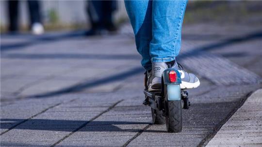 Seit mehr als fünf Jahren sind sie erlaubt: E-Scooter. Das Regelwerk soll nun geändert werden.