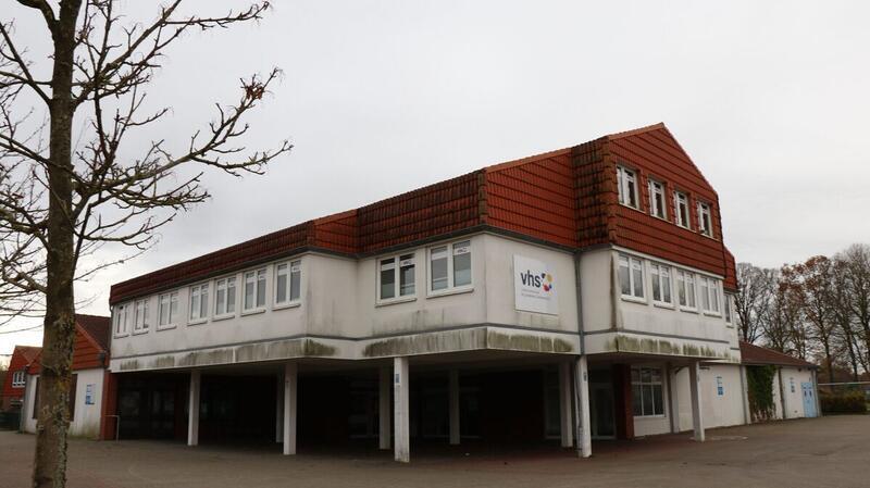 Hier gammelt eine Ex-Aldi-Filiale vor sich hin Seit mehr als zehn Jahren stehen die Ladenflächen des früheren Aldi-Marktes in Otterndorf leer. Auch die Volkshochschule ist auf dem Absprung.