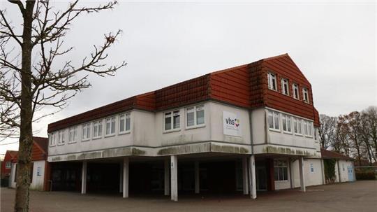 Seit mehr als zehn Jahren stehen die Ladenflächen des früheren Aldi-Marktes in Otterndorf leer. Auch die Volkshochschule ist auf dem Absprung.
