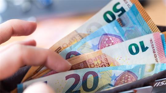 Seit mehreren Quartalen steigen die Löhne in Deutschland schneller als die Inflation. Das ist gut für die Kaufkraft der Menschen. (Symbolbild)