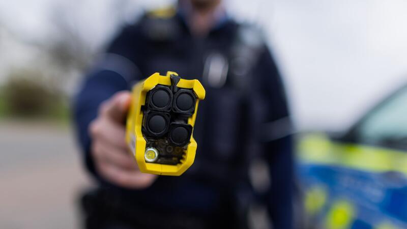 Staatssekretärin: Untersuchung zum Taser-Einsatz läuft Seit rund zwei Jahren setzen Polizistinnen und Polizisten in Schleswig-Holstein Elektroschocker ein. (Symbolfoto)
