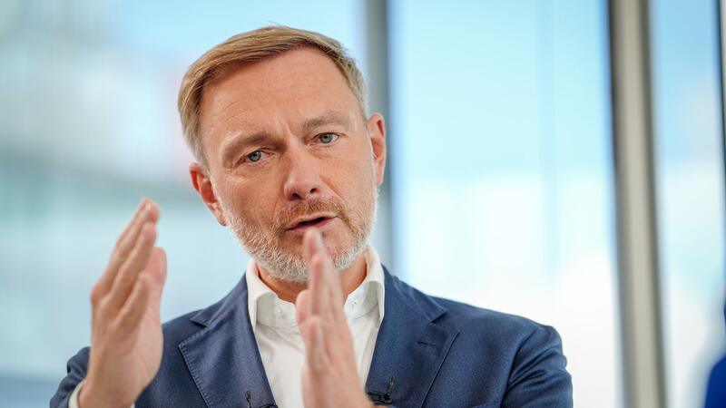 Seit sie sich telefonisch krankschreiben lassen können, fehlten mehr Menschen im Job, meint Lindner. (Archivbild)