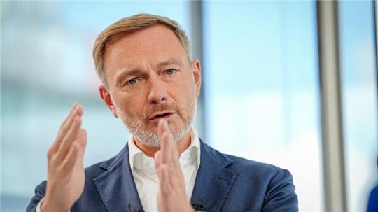 Seit sie sich telefonisch krankschreiben lassen können, fehlten mehr Menschen im Job, meint Lindner. (Archivbild)