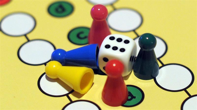 11 Fakten über Brettspiele, die Sie kennen sollten Seit über 100 Jahren ist „Mensch ärgere Dich nicht“ bei Kindern wie Erwachsenen beliebt. Der Klassiker stammt von dem indischen Brettspiel „Pachisi“ ab.