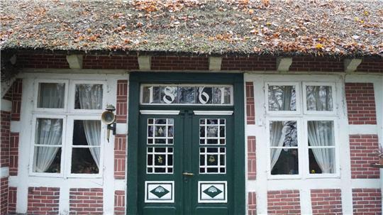 Seit über 500 Jahren lebt die Familie von Dirk Tiedemann auf dem Grundstück, auf dem auch das denkmalgeschützte Reetdachhaus steht.