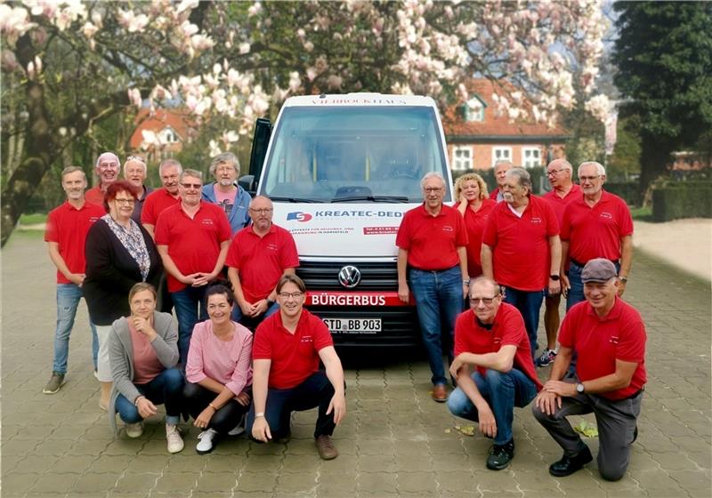 Seit zehn Jahren am Start: Das Harsefelder Bürgerbus-Team setzt sich für Mobilität vor Ort ein und unterstützt Menschen in Not. Fotos: Bürgerbus