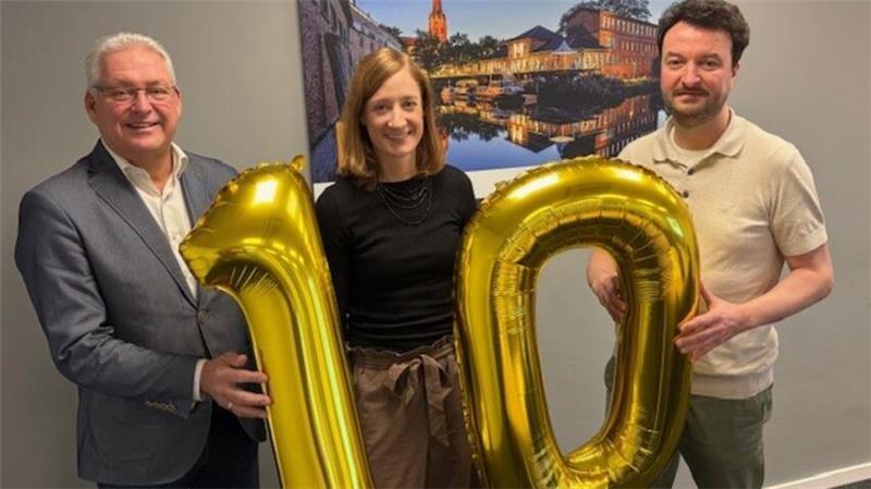 Stadtwerke Buxtehude senken die Preise für Strom und Erdgas Seit zehn Jahren beliefern die Stadtwerke Buxtehude Privat- und Gewerbekunden ausschließlich mit Ökostrom. Geschäftsführer Stefan Babis (von links), Vertriebsleiterin Maren Klug und Prokurist Daniel Berheide feiern das.