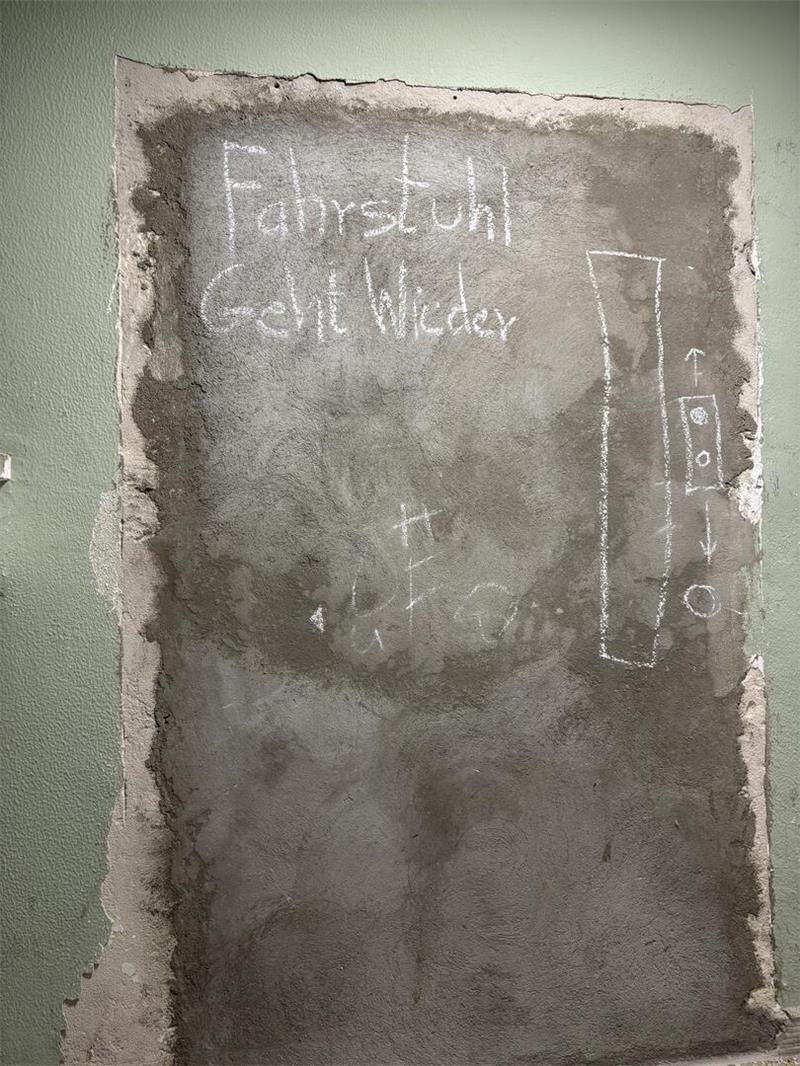 Seit zwei Jahren leben die Bewohner in der Grünendeicher Straße 2 schon ohne Fahrstuhl.