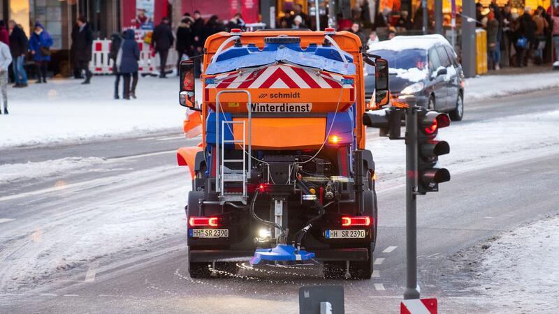 Seit zwei Uhr ist der Winterdienst der Stadtreinigung Hamburg im Volleinsatz. (Archivfoto)