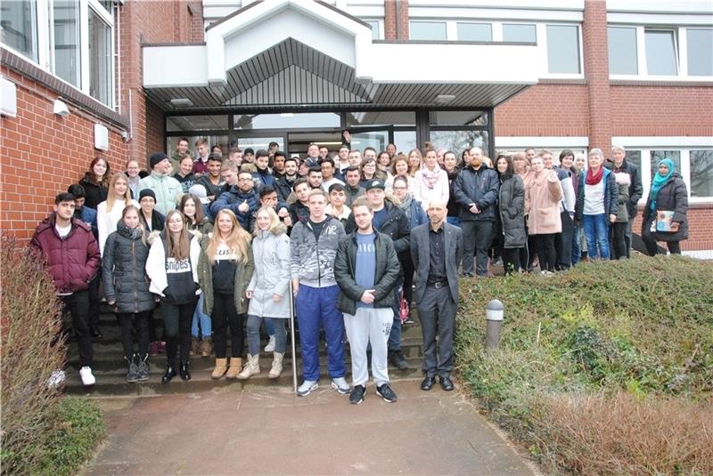 Seit zwei Wochen gehen die 200 Schüler der Stader Privatschule nicht mehr nach Campe, sondern in die Glückstädterstraße zum Unterricht. Fotos: Stief