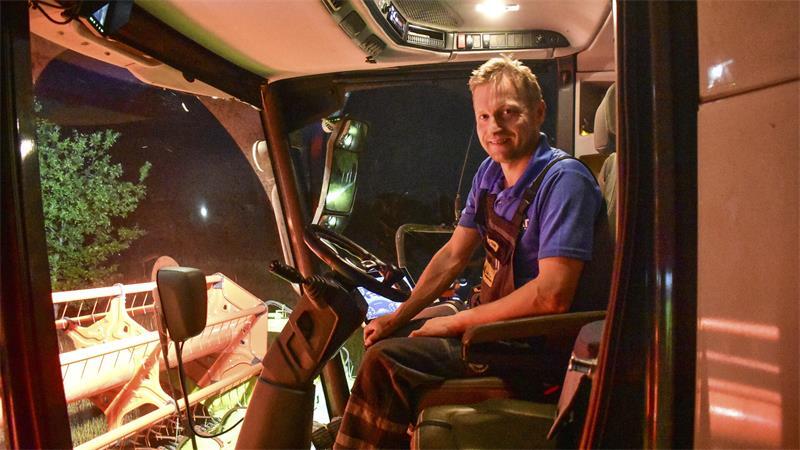 Seit zwölf Stunden sitzt Lohnunternehmer Benjamin Tiemann aus Nottensdorf in der Kabine seines Claas Trion Mähdreschers, sein Arbeitstag begann sogar noch früher.