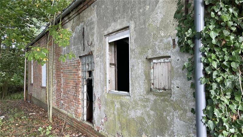 Seitenansicht des alten Gebäudes. Die Fenster wurden teils erneuert.