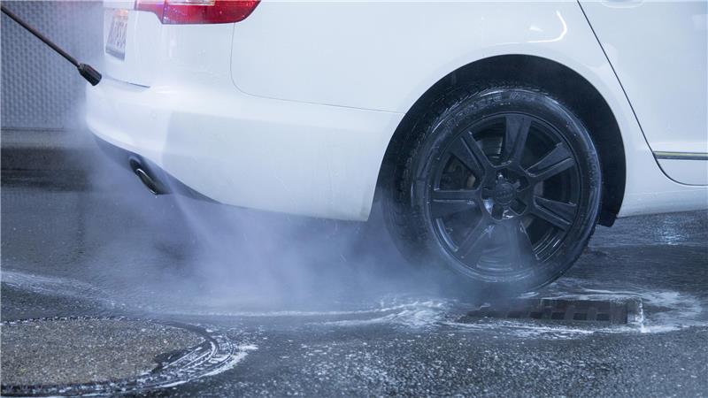 Auto selbst waschen: Was können günstige Hochdruckreiniger? Selber waschen statt Waschanlage: Mit einem Hochdruckreiniger lässt sich das Auto gründlich reinigen.