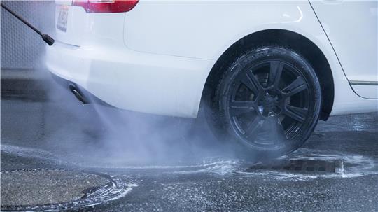 Selber waschen statt Waschanlage: Mit einem Hochdruckreiniger lässt sich das Auto gründlich reinigen.